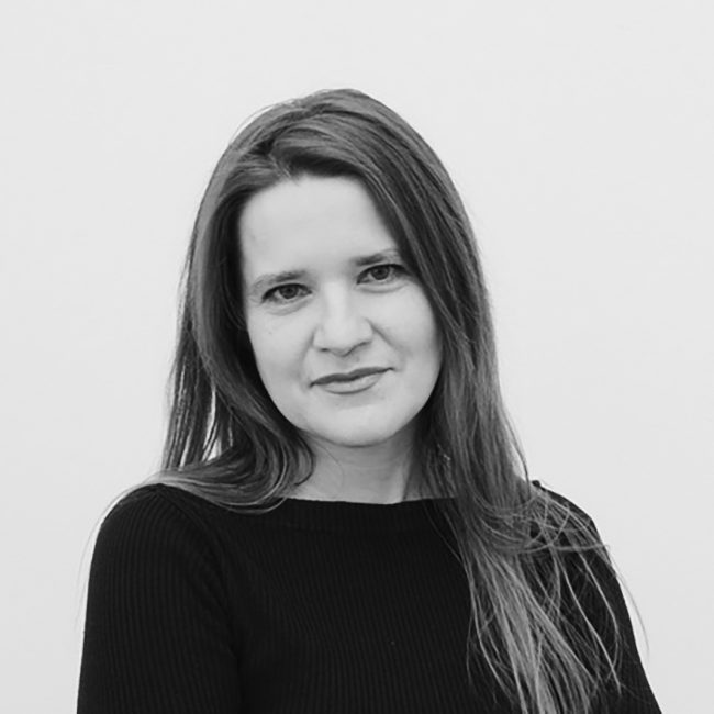 Zane Berzina ist Professorin für konzeptuelle Gestaltung von Materialien und Oberflächen an der weißensee kunsthochschule berlin mit einer internationalen Erfolgsbilanz. Sie betreut Projekte an der Schnittstelle von Design, Kunst, Wissenschaft, Technologie und Gesellschaft. In Forschung und Lehre synthetisiert sie Konzepte und Prozesse in den Bereichen Textile Futures, Soft Technologies, Material-basierte Innovationen, Biofabrication und Circular Design.
